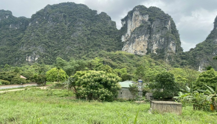 Bán gấp 2800m thổ tại Lương Sơn view núi đá cực đẹp bám đường rộng thế đất thoải vuông vắn giá 3,xty