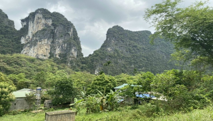 Bán gấp 2800m thổ tại Lương Sơn view núi đá cực đẹp bám đường rộng thế đất thoải vuông vắn giá 3,xty