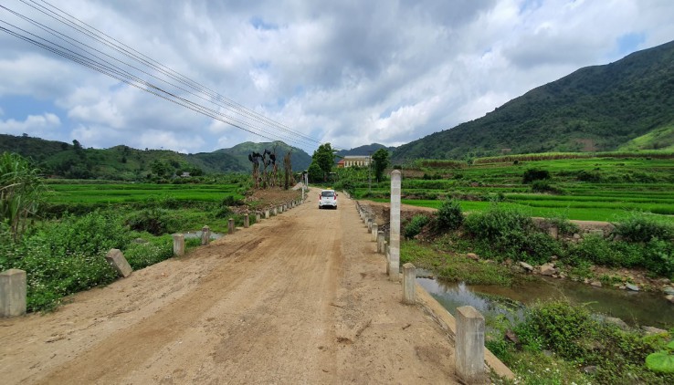 BÁN ĐẤT CAO PHONG 2000M THẾ BÁT ÚP LƯNG TỰA NÚI MẶT HƯỚNG SUỐI GIÁ CHỈ HƠN TỶ XÍU