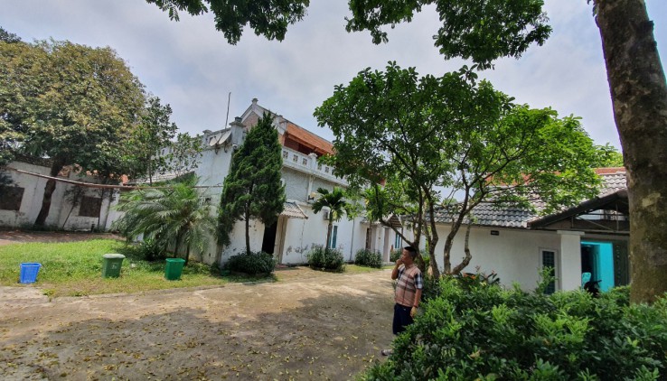 Toạ lạc tại: xã Yên Bài, huyện Ba Vì.Chỉ cách trung tâm Hà Nội khoảng 40-45km. Tổng 2500m2, 200m đất ở, thực tế sử dụng 2800