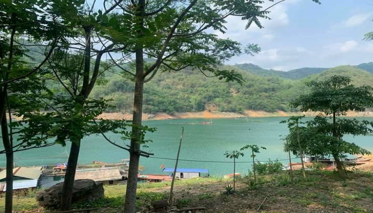 Cần bán mảnh đất view hồ có sẵn homestay tại Đà Bắc