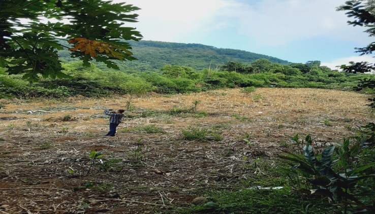 Bán đất tiến sơn lương sơn 2800m2 thế đất cao thoáng,view núi đá, cách đường liên xã 50m,xe 29 chỗ vào.