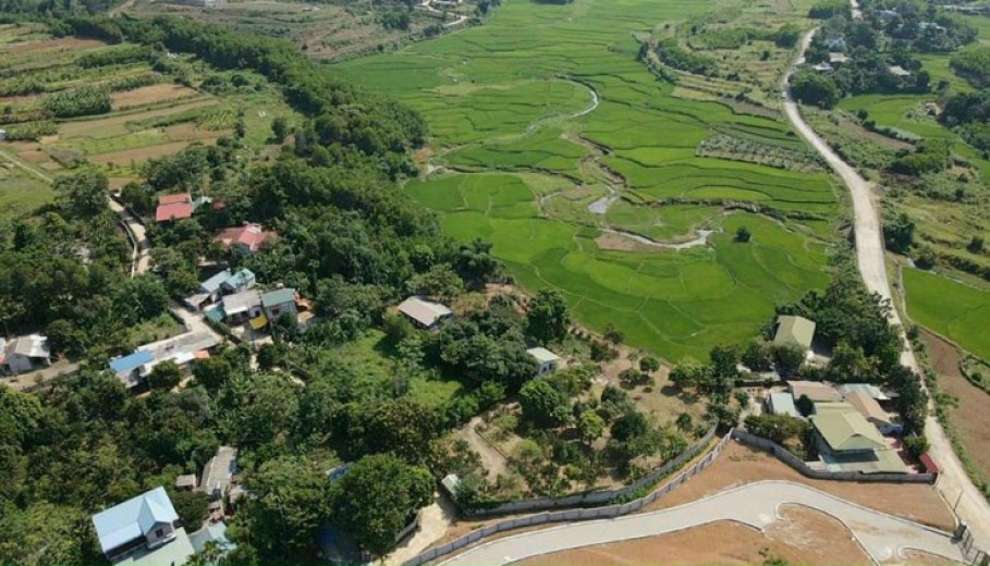CẦN TIỀN BÁN NHANH Khuôn Viên Gần 4000m2/400 tc,view núi cánh đồng,bám đường bê tông,cách HN hơn 30km.