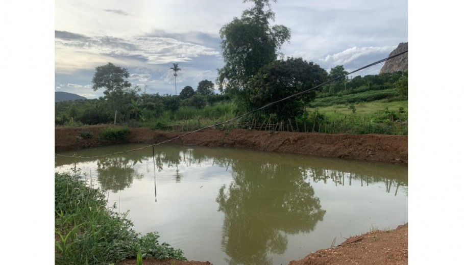 5500m có 400 thổ cư tại Tân Phong Cao Phong Thế đất thoáng đẹp, mặt tiền bám đường đất 40m Trong đất có sẵn ao, bám dòng suối nhỏ.